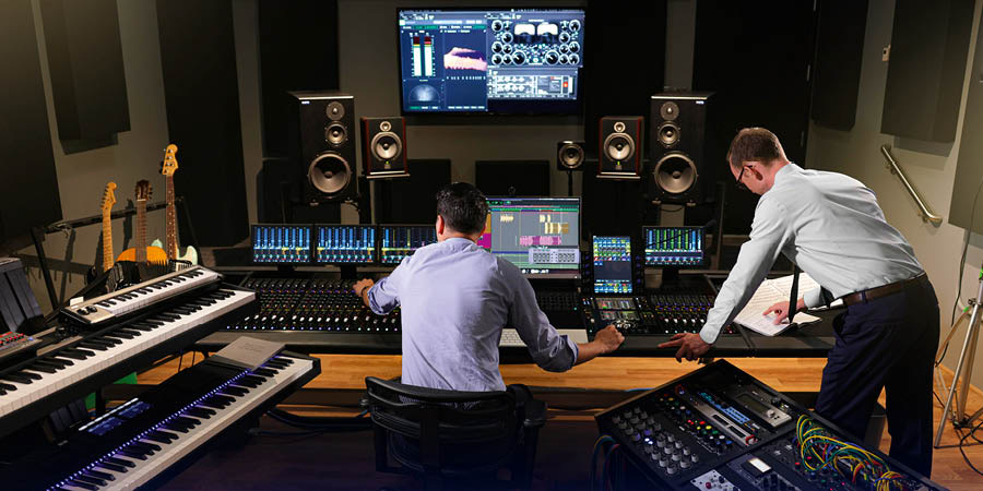 Olketa brata insaed music studio iusim olketa computer and nara samting for waka lo wanfala music recording.