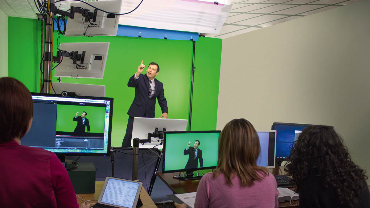 Wanfala transleison team recordim wanfala saen languis pablikeson. Saena hem standap front lo green screen.