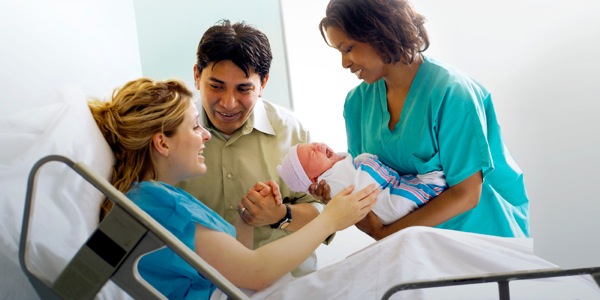 Nurse karem baby bilong tufala wea just born