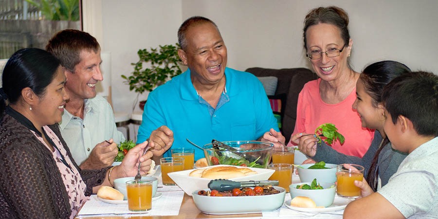 Renée Leron and waef bilong hem kaikai witim olketa fren bilong tufala