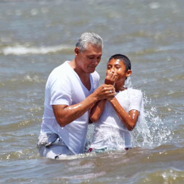 Wanfala young man hem baptaes long Nicaragua