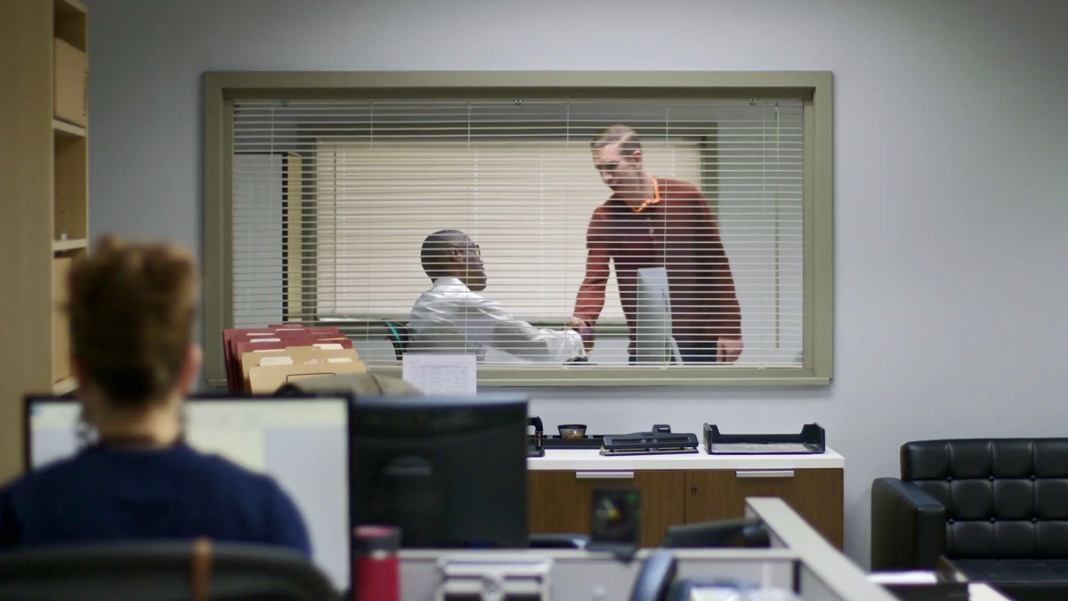 Scene from video ‘Wanem Nao Savve Mekem Man for Hapi?​—⁠Gudfala konsens.’ Bihaen Ben talem lo boss hem mekem wanfala mistek wea kosim staka selen, tufala shake hand.