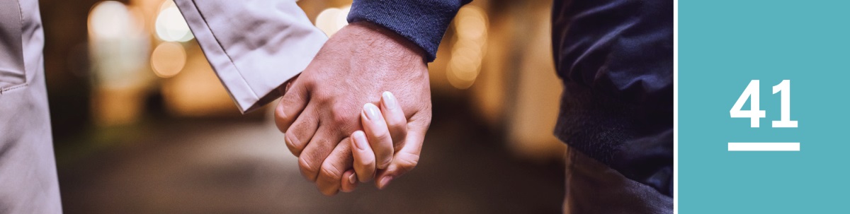 Leson 41. Wanfala man and woman hol hand.