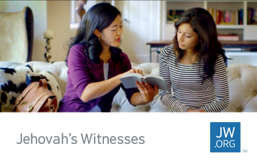 Card for advertisem jw.org wea showim piksa bilong wanfala Jehovah’s Witness hem readim Bible long samwan