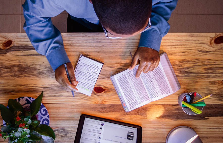 Datfala young brata lukluk lo samfala scripture and raetem tu-thri note mekem hem redi for preach lo phone.