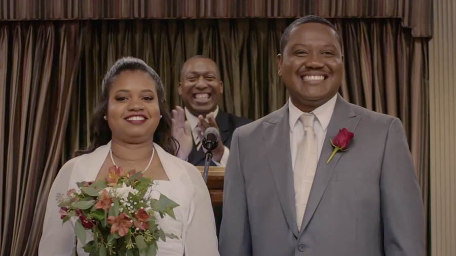 Wanfala part lo video ‘Iumi Mas ‘No Givap for Ran’​—Obeyim Olketa Rul.’ Brata and Sista Calou smile bihaen wedding tok lo Kingdom Hall.