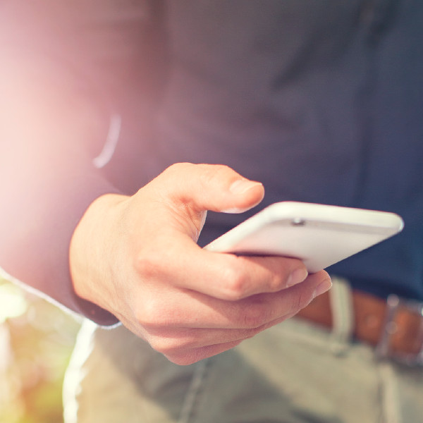 Man holem mobile phone bilong hem