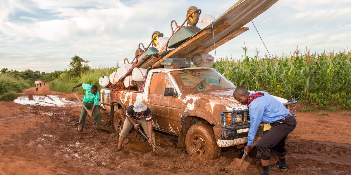 Samfala man waka tugeta for aotem trak from mud