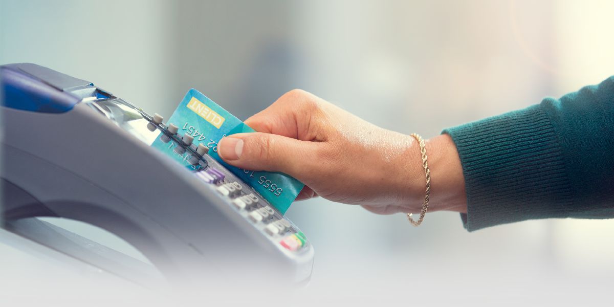 Wanfala woman iusim wanfala bank card long wanfala machine