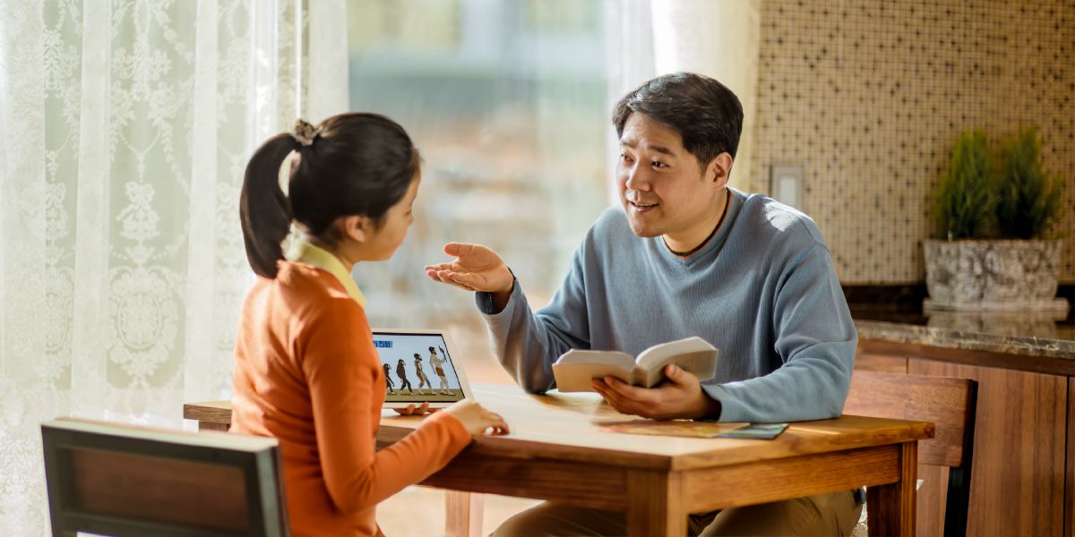 Wanfala dadi iusim Bible for story witim gele bilong hem