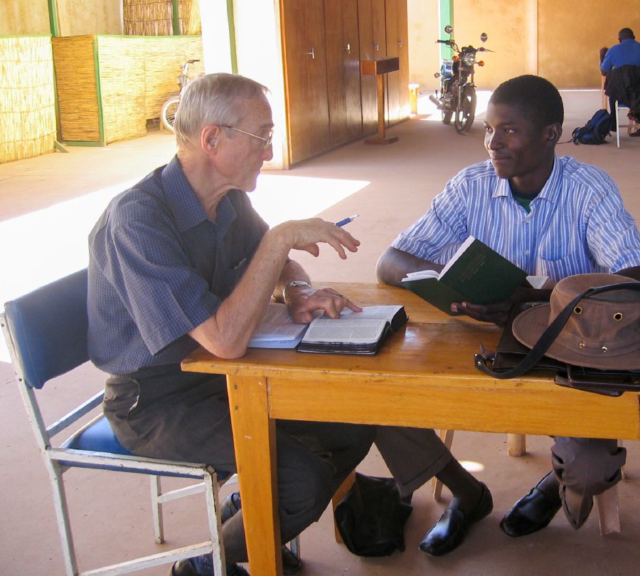 Maxim Danyleyko conductim wanfala Bible study
