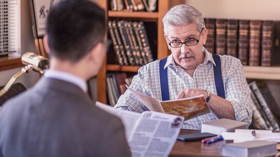 Wanfala brata storyim datfala brochure Origin of Life witim Bible study bilong hem