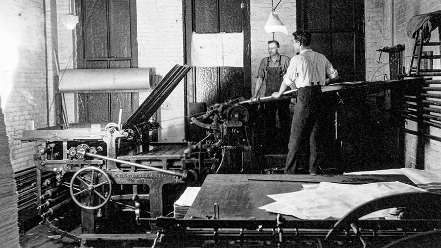 Two brata waka lo wanfala flatbed printing press.