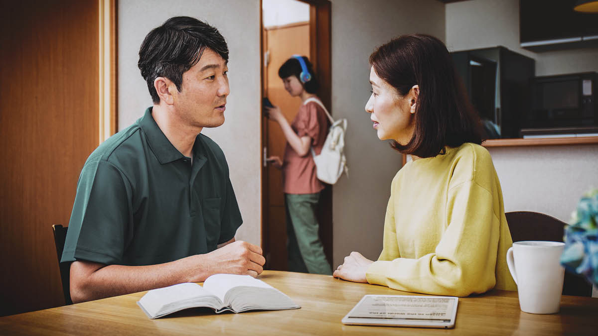 Wanfala dadi and mami iusim Bible and discussim wanem nao best wei for givim kaonsel lo teenage gele blo tufala.