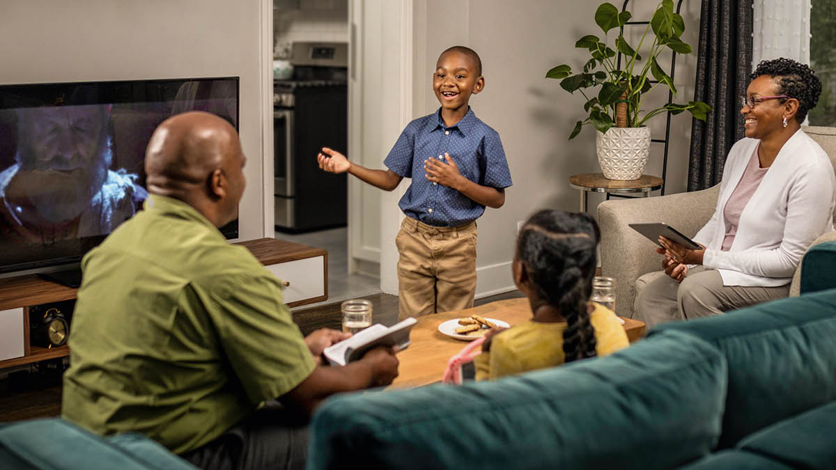 Parents and tufala pikinini blo tufala lo taem blo famili worship. Son blo tufala storyim wanfala point from datfala “Daniel: Faithful for Full Laef.”