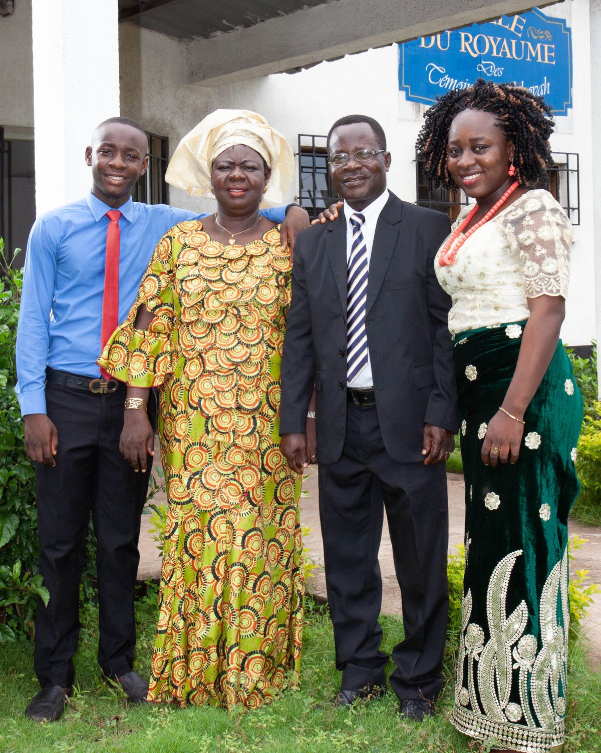 Israel and Dorcas witim son blo tufala, Eric, and dota blo tufala, Jahgift front lo Kingdom Hall.