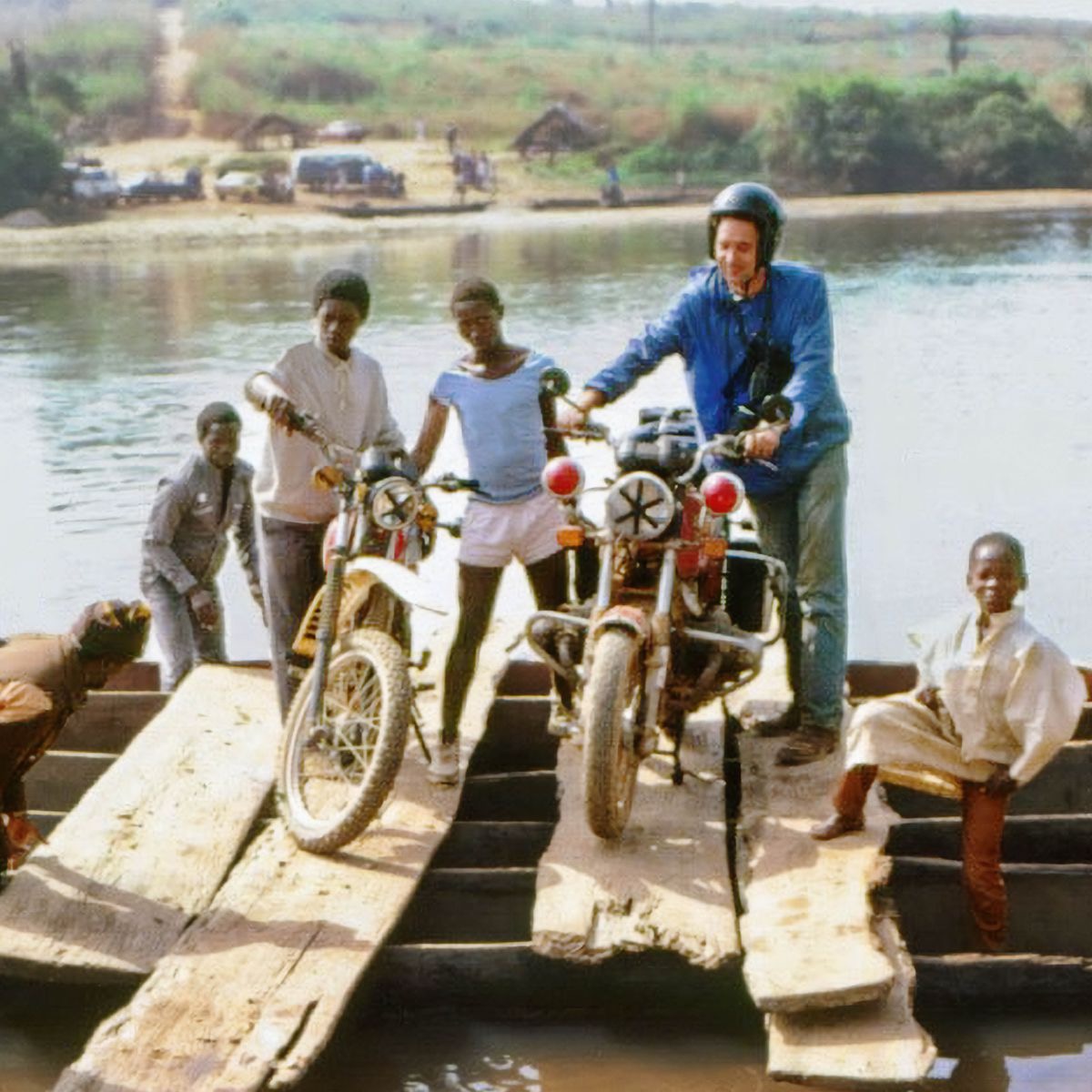 Robert and olketa narawan olketa akrosim river witim olketa motorbike lo wanfala rafta.