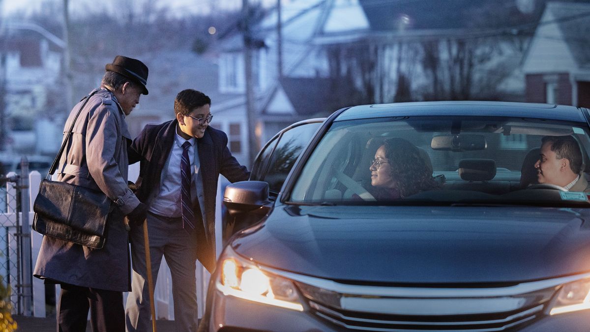 Wanfala famili pikim wanfala olo brata for go lo meeting. Teenage son blo olketa helpem datfala brata for go insaed car.