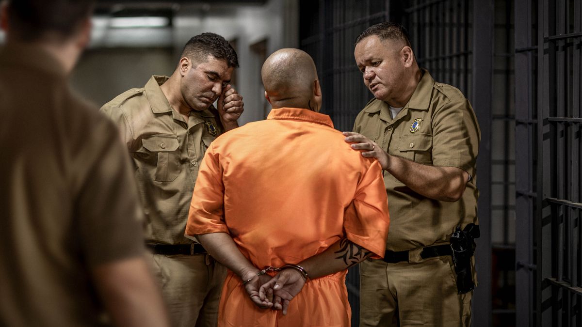 Olketa actim experience blo Jack taem olketa prison gard wea sorre leadim hem go for olketa killim hem dae. Wanfala prison gard waepem tias lo eye blo hem.