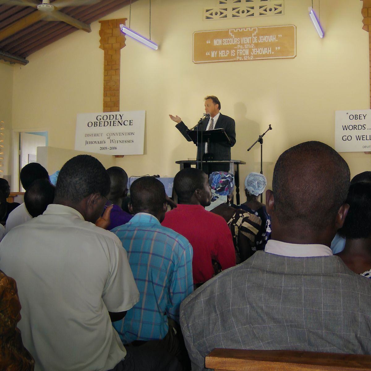 Franco givim tok lo platform lo Kingdom Hall lo Côte d’Ivoire.