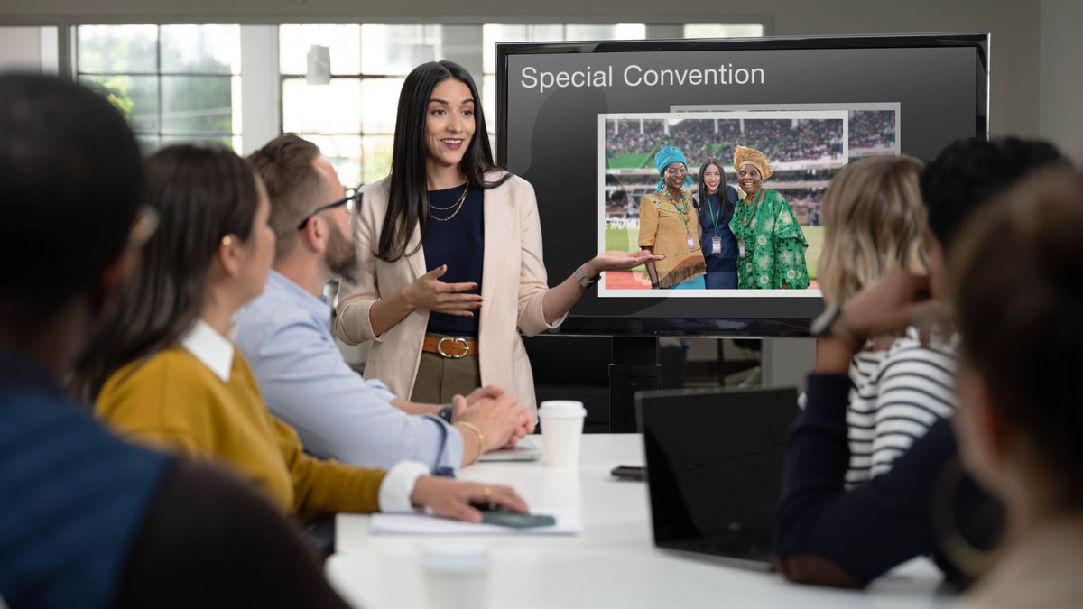 Olketa actim experience blo Angelena, taem hem presentim wanfala slideshow lo olketa workmate blo hem. Hem hapi for showim photo blo hem witim olketa delegate wea olketa tekem lo wanfala spesol convention.
