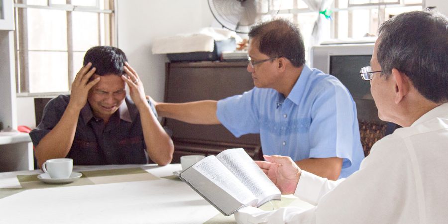 Tufala Jehovah’s Witness comfortim samwan long kongregeson