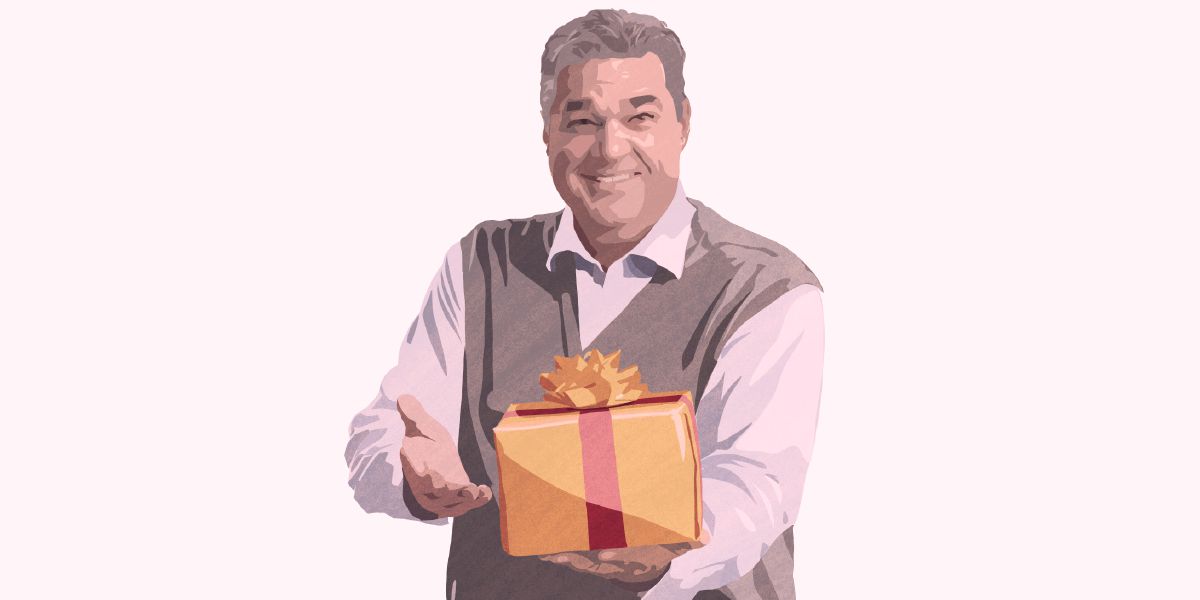 Wanfala man holem wanfala present