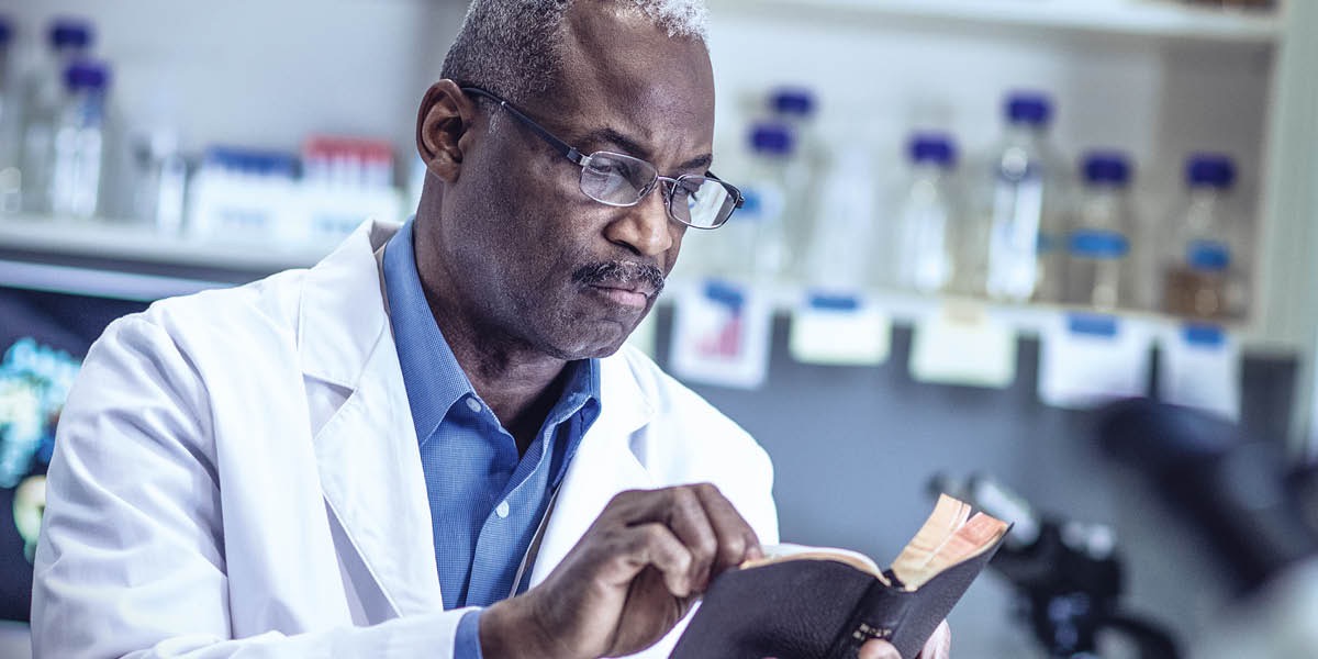 Wanfala scientist wea iumi storyim finis readim Bible