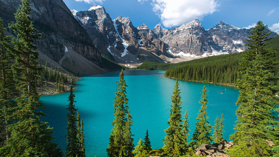 Wanfala lake wea olketa maunten and forest stap raonem.