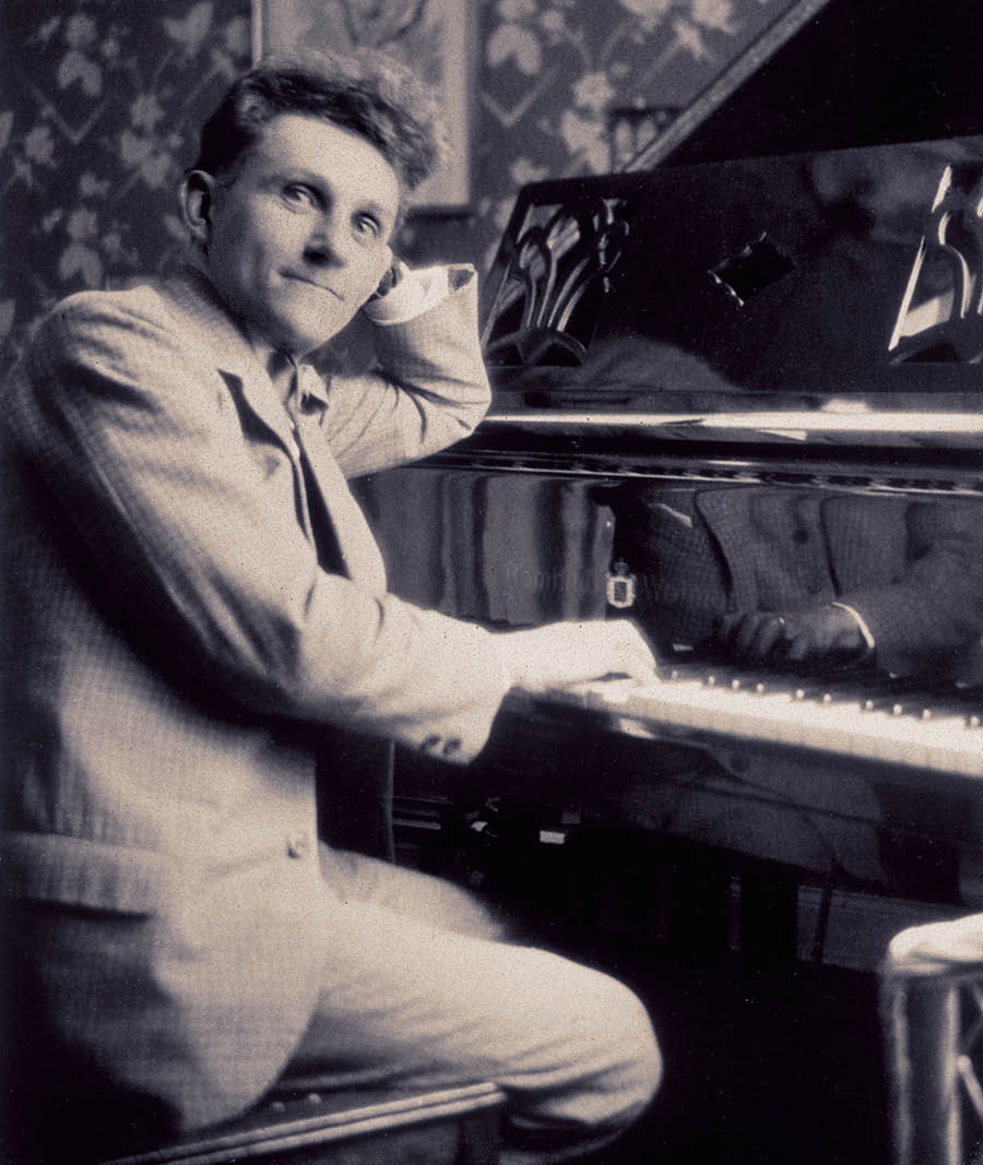 Erich Frost przy pianinie.