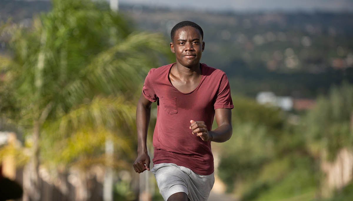 Nastolatek uprawia jogging.