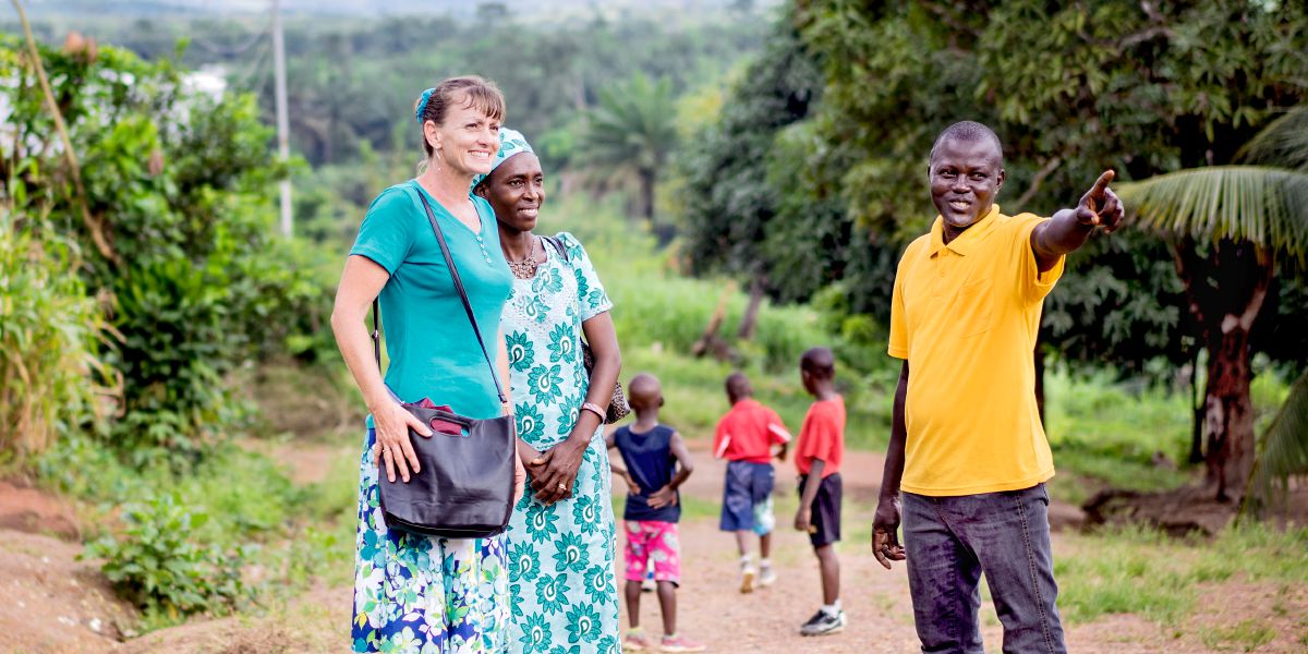 Ludzie w Sierra Leone pokazują Crystal, gdzie w okolicy mieszkają niesłyszący