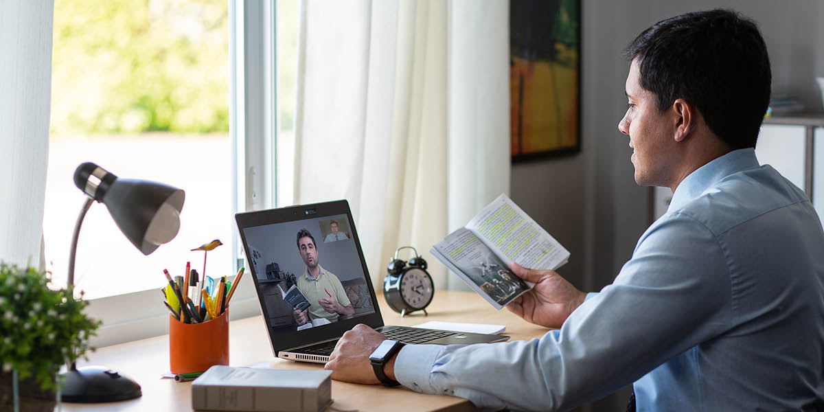 Emen Sounkadehdehn Siohwa onop Paipel rehn ohl emen ni eh doadoahngki videoconferencing.