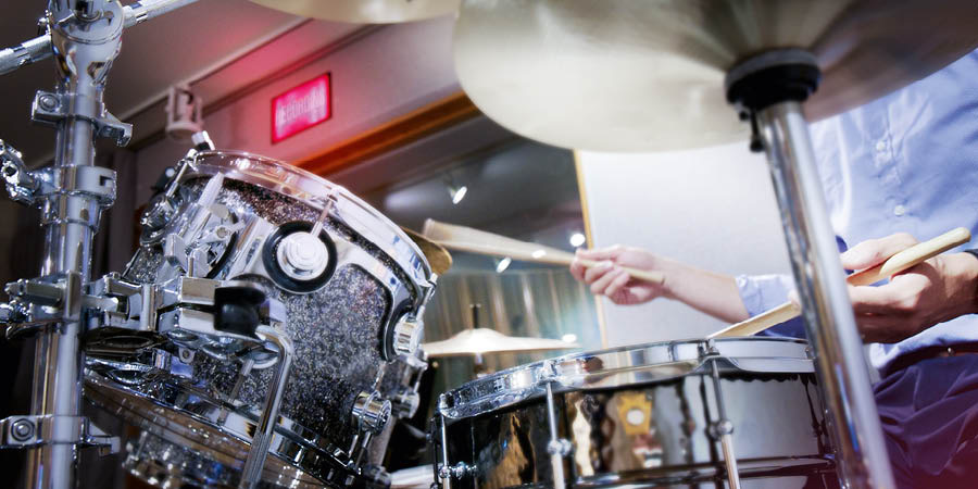 Un ermon sta na toka un instrumentu di musika comadu bataria duranti gravason.