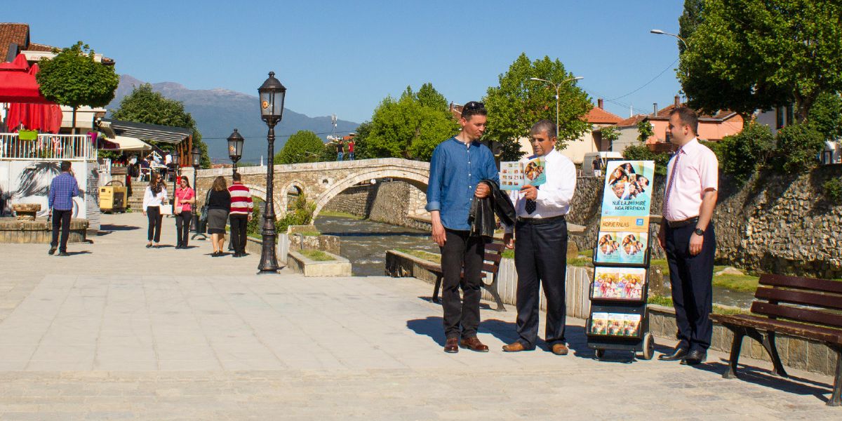 Dus irmons na da tustumuñu publiku ku mostruariu