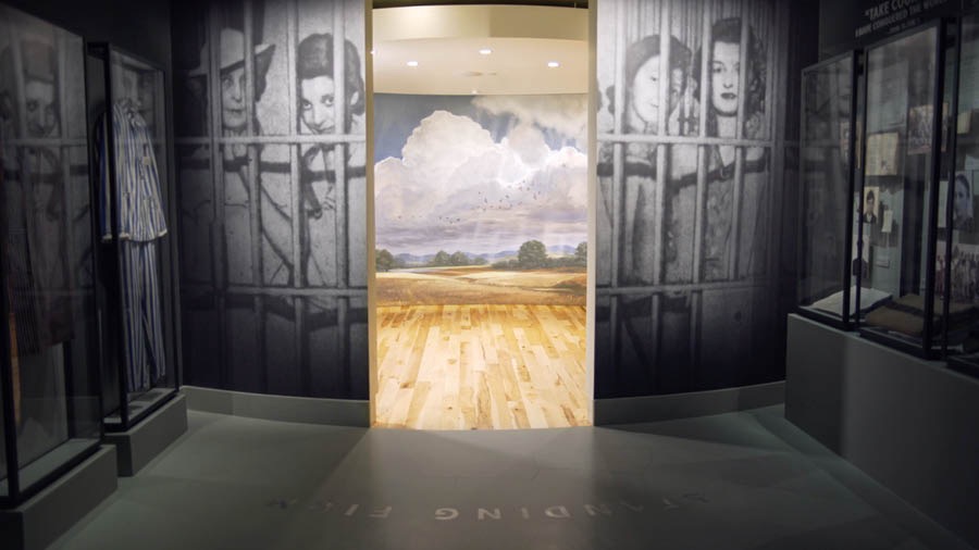 Un museu ku na mostra fotos di irmons ku prindidu pabia di se fe. Porta yabridu pa un kuartu ku tene imaẑen di Paraísu