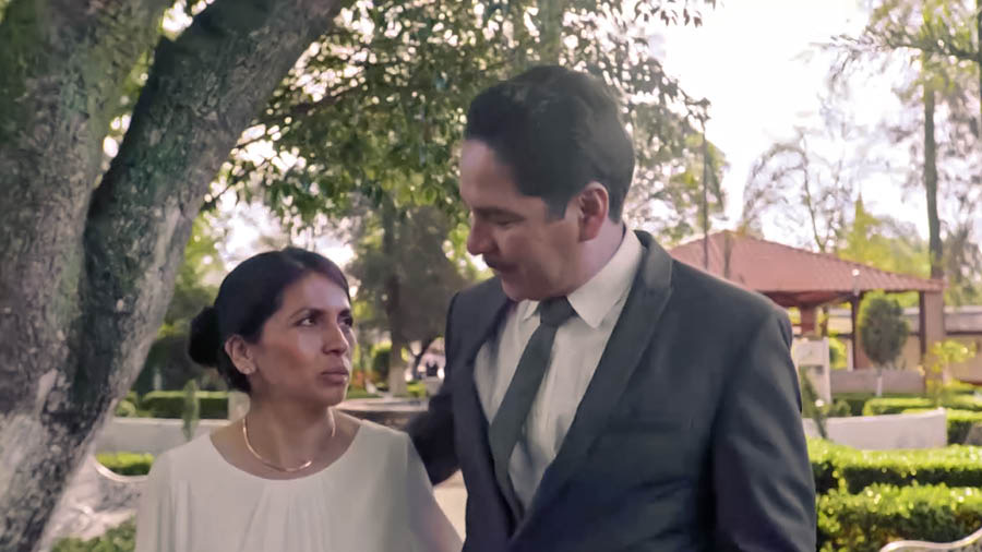 Imaẑen di video “Aprindi Delis — Samuel.” Dani ku si pape i ku si mame, dipus di tustumuñu publiku.