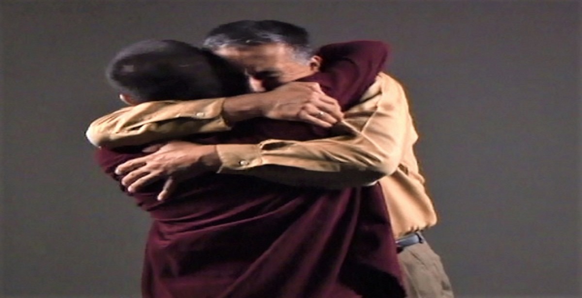 David regresa y abraza a su padre