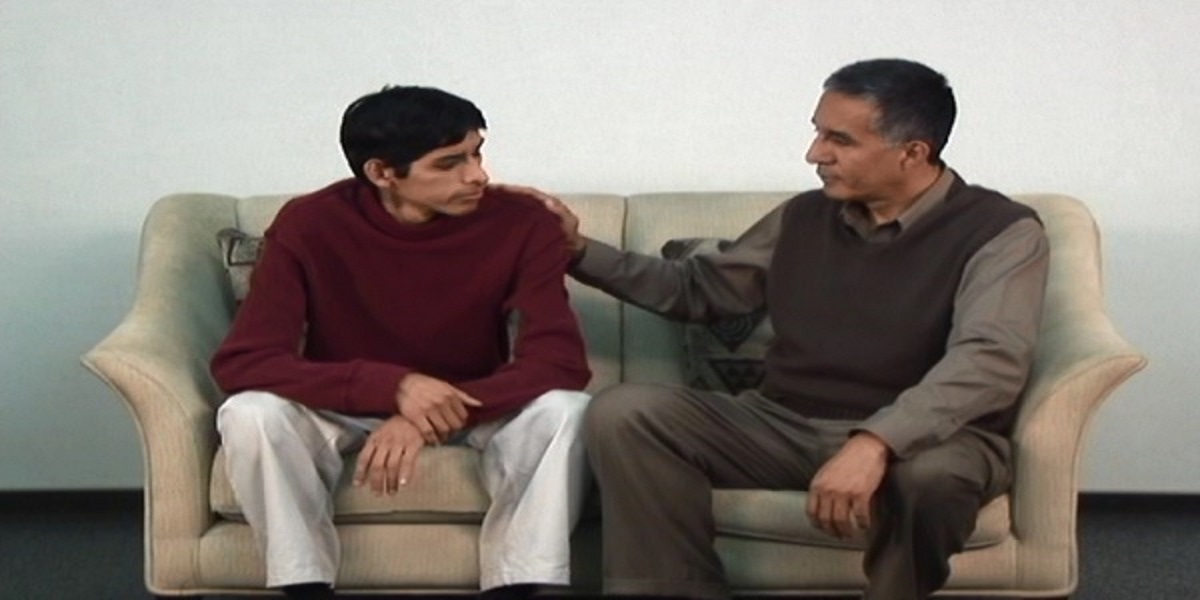 John Barker hablando con su hijo mayor, James