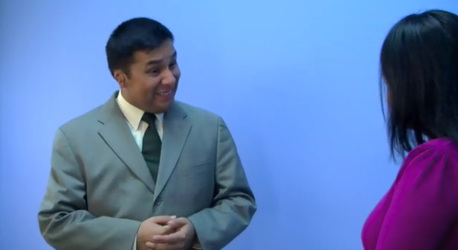 El hermano Hernández no demuestra modestia al hablar con Sara