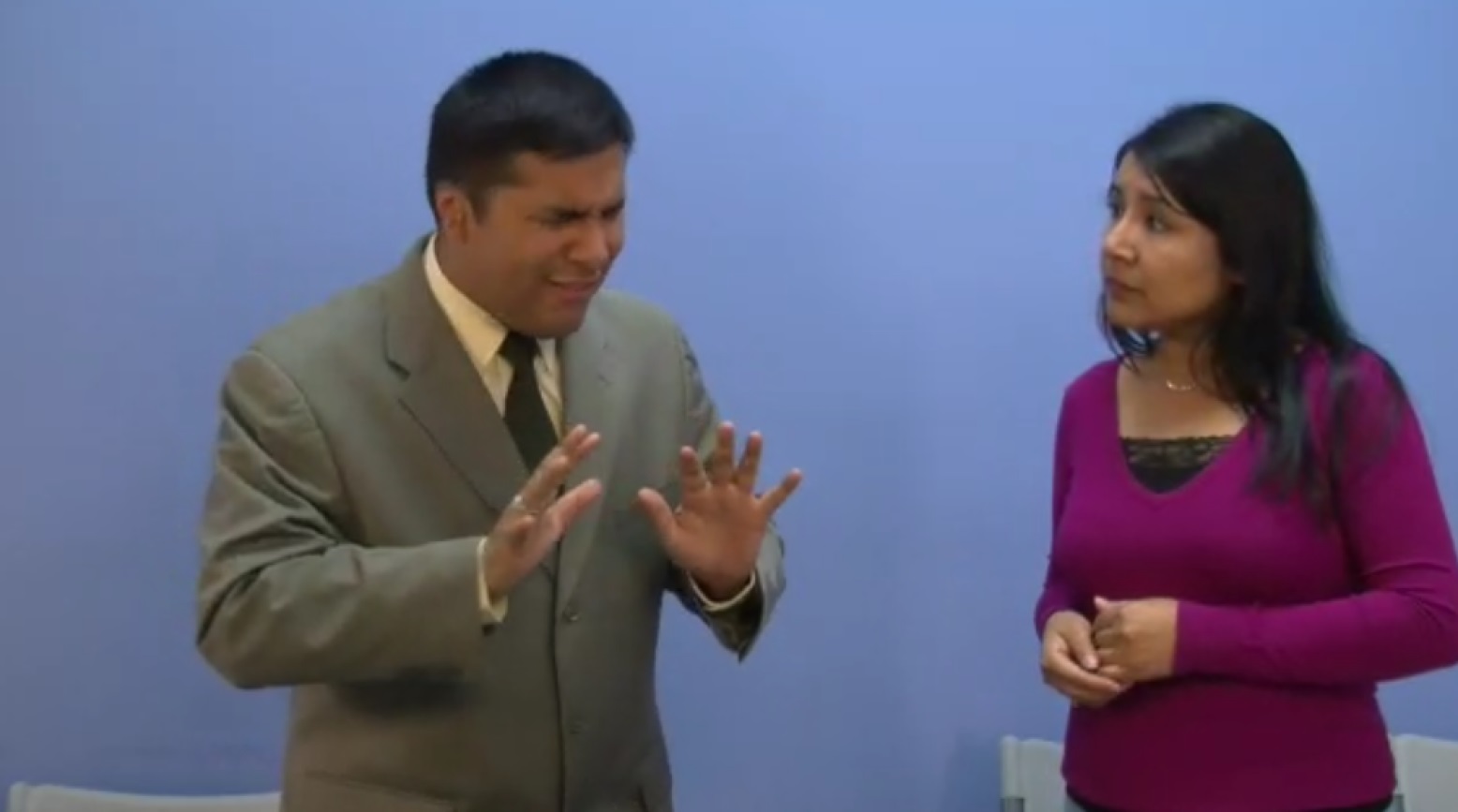 El hermano Hernández demuestra modestia al hablar con Sara