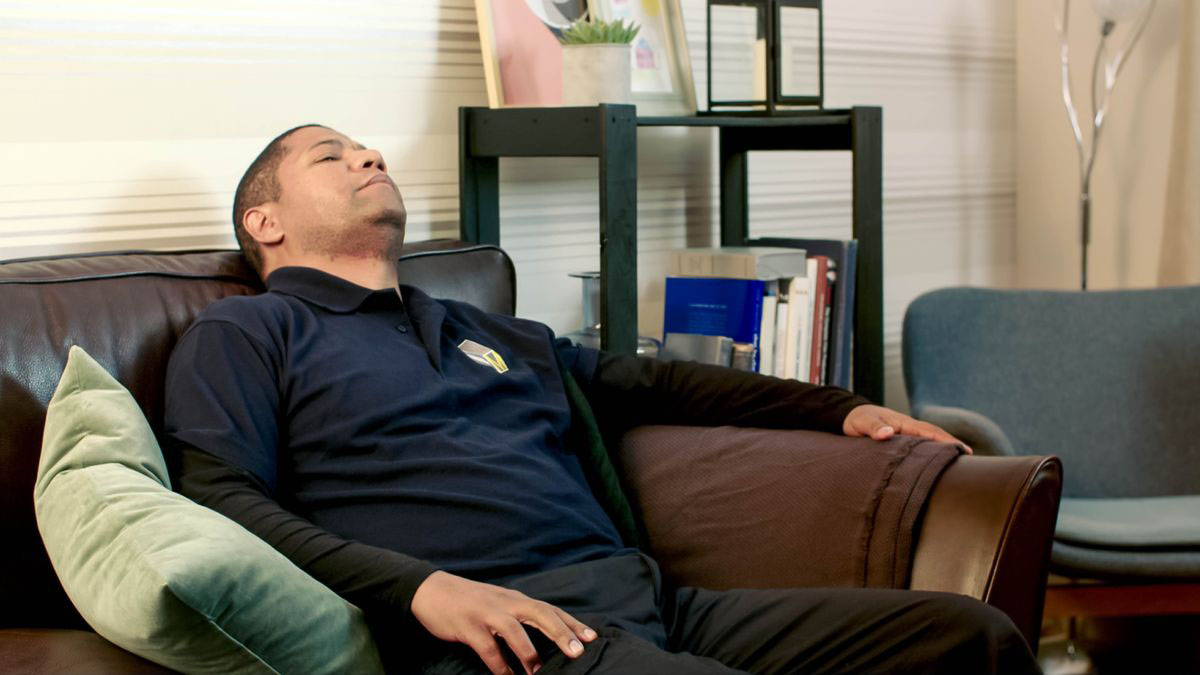 Dibujo del video “Mostremos en el ministerio el amor que nunca falla”. El padre del video se queda dormido en el sofá después de regresar del trabajo.