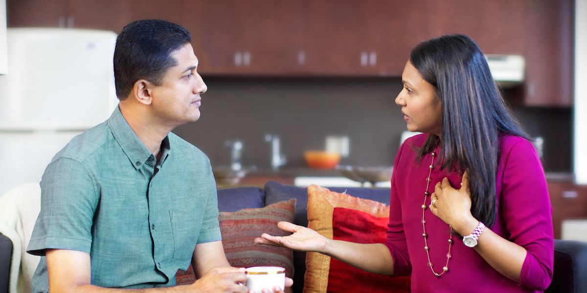 Mąż z uwagą wysłuchuje żony