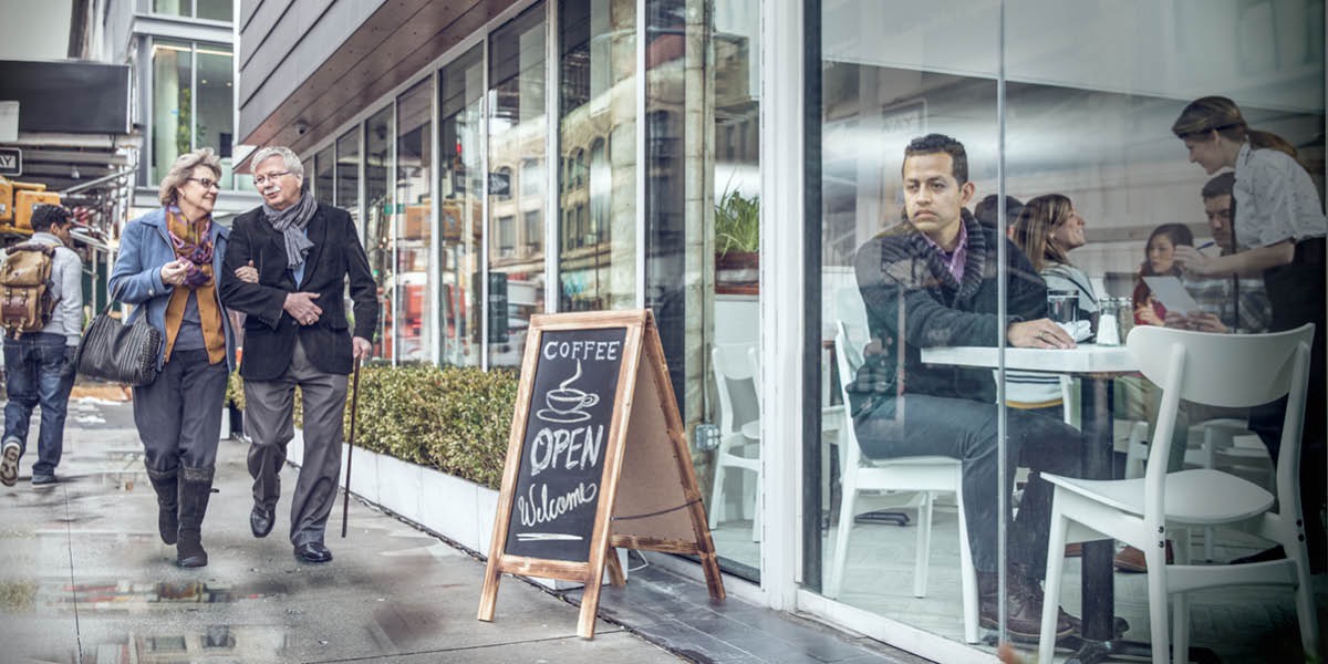 Pogrążony w żałobie mężczyzna siedzi sam w restauracji