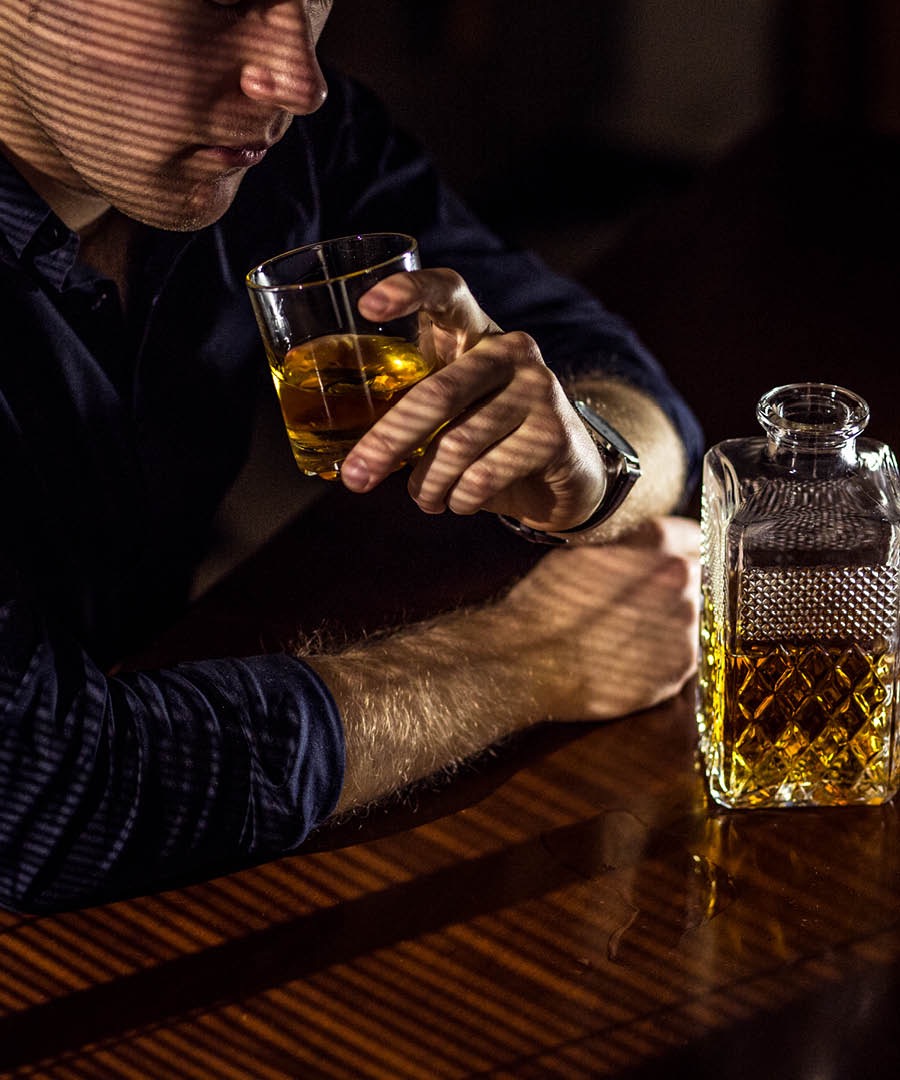 Mężczyzna pije alkohol