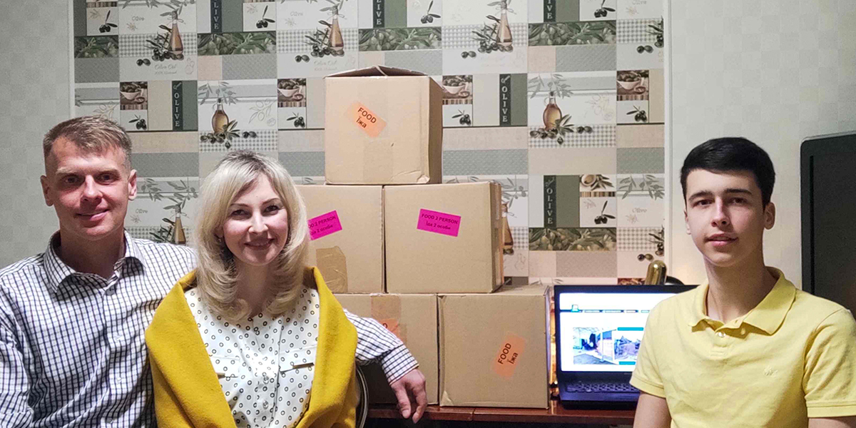 Jewhen, Iryna i Mykyta z otrzymaną pomocą.