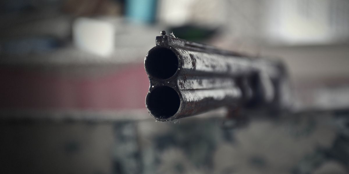 Dubeltówka skierowana w stronę czytelnika.