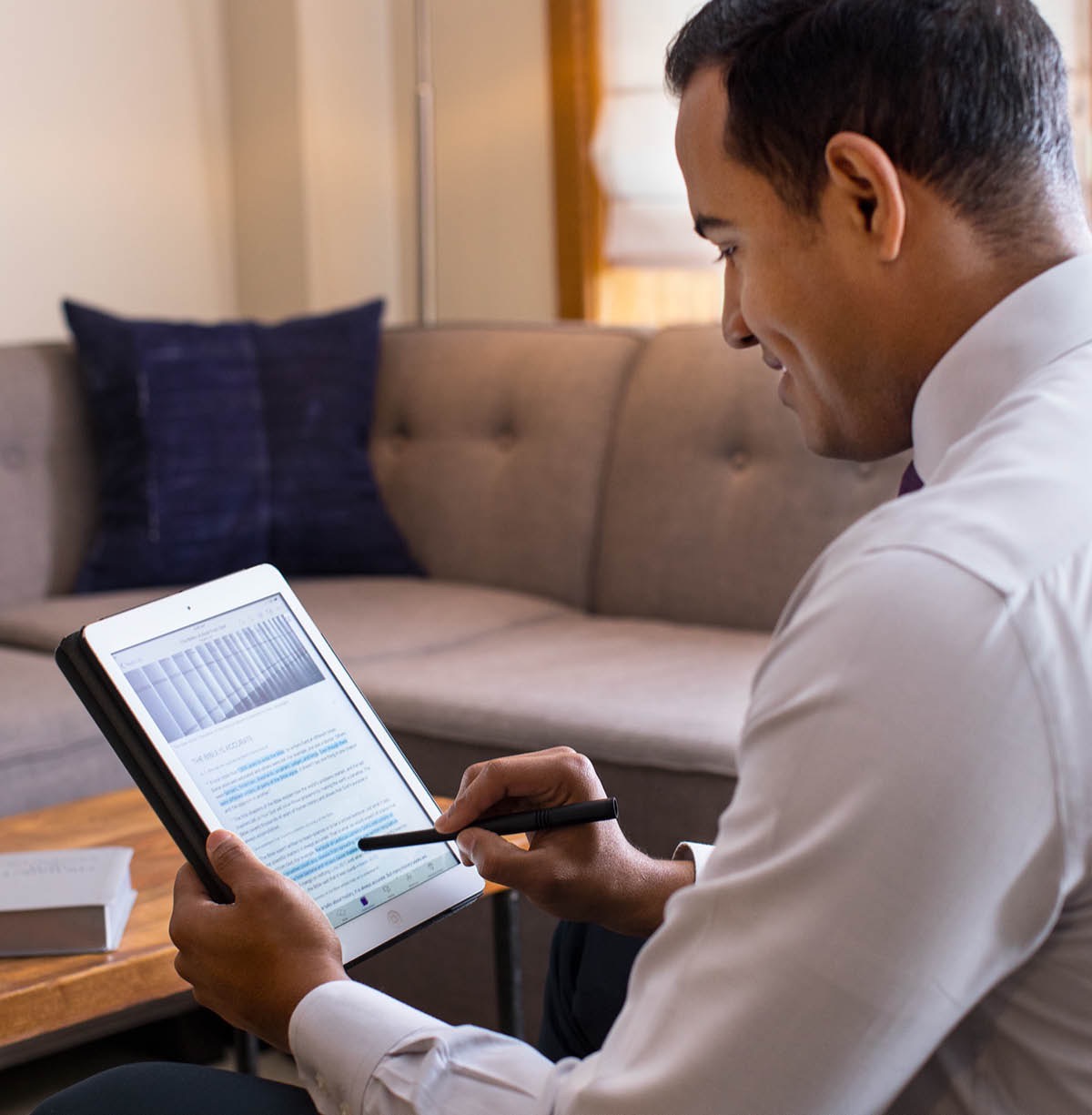 Brat przygotowuje się do studium z myślą o swoim zainteresowanym