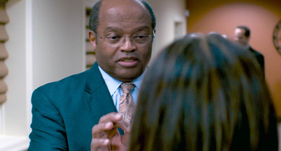 Brat Harris okazuje brak skromności w rozmowie z Esterą