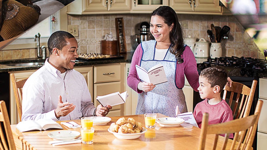 Kolaż: Ojciec troszczy się o rodzinę na wiele sposobów. 1. Rozmawia z synem przed ułożeniem go do snu. 2. Rozważa tekst dzienny z żoną i synem. 3. Uczy syna jazdy na rowerze.